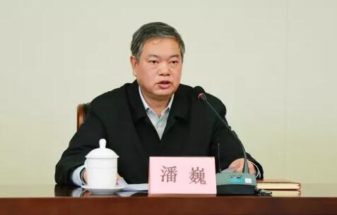 潘巍簡歷：廣西政協(xié)港澳臺僑和外事委員會副主任潘巍，曾任廣西發(fā)改委黨組書記、質(zhì)監(jiān)局局長、交通廳廳長