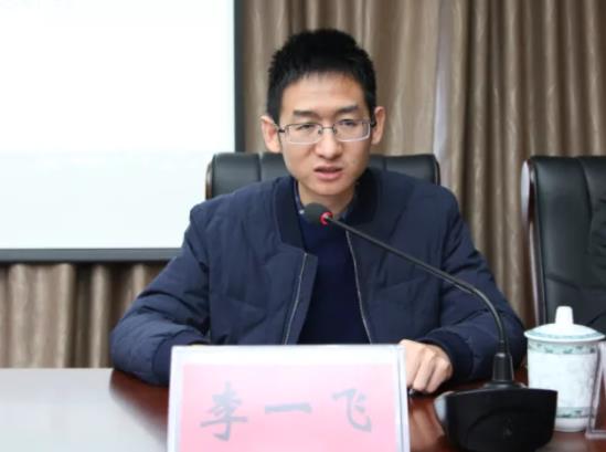 李一飛簡歷：桂林市政府秘書長李一飛，曾任桂林市委副秘書長，靈川縣委常委、組織部部長，龍勝縣委常委、宣傳部部長、副縣長